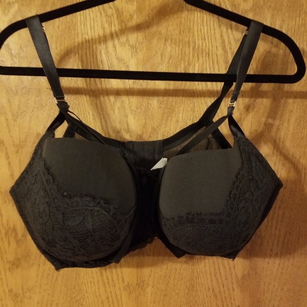 44DDD Black Cacique bra Lace Accent Strappy Effect in Front Excellent condition